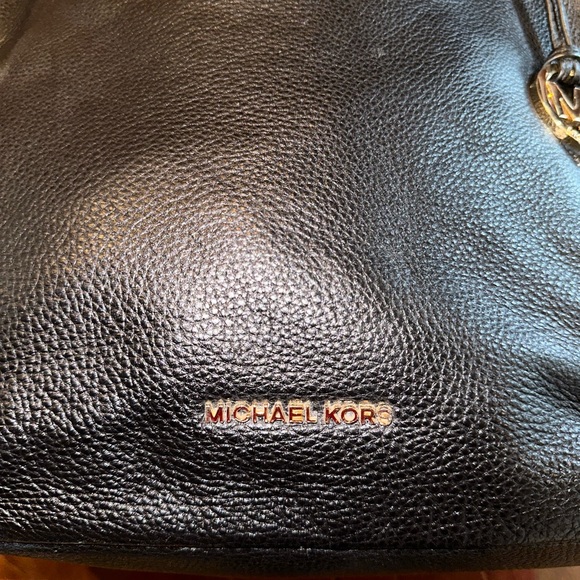 MICHAEL KORS BLACK LEATHER SHOULDER BAG. INCLUDES DUST BAG - Picture 5 of 6